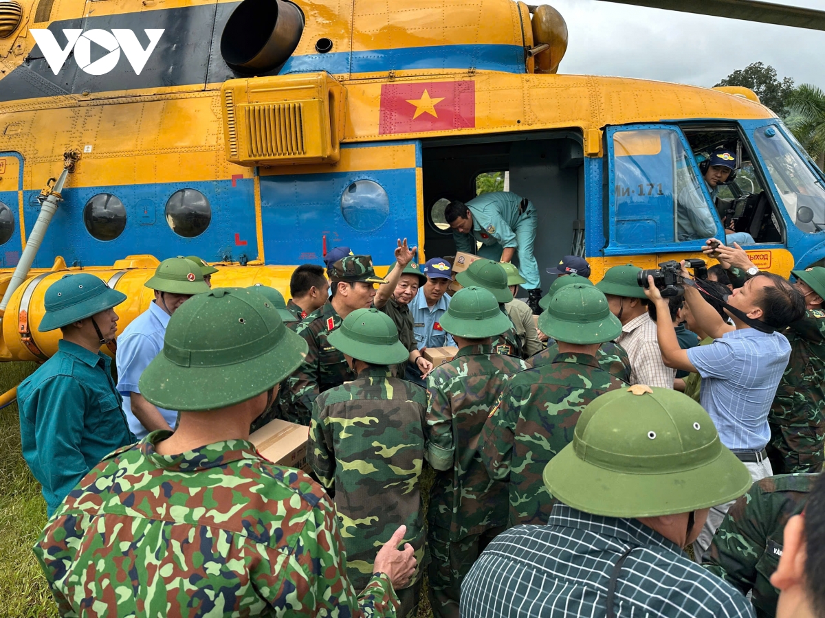 Trực thăng thả hàng cứu trợ xuống vùng lũ Điện Biên